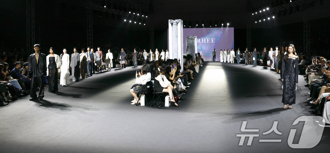 (서울=뉴스1) 권현진 기자 = 5일 서울 중구 동대문디자인플라자(DDP)에서 열린 2026 S/S서울패션위크 리이 컬렉션에서 모델들이 피날레를 하고 있다. 2025.9.5/뉴스1 …