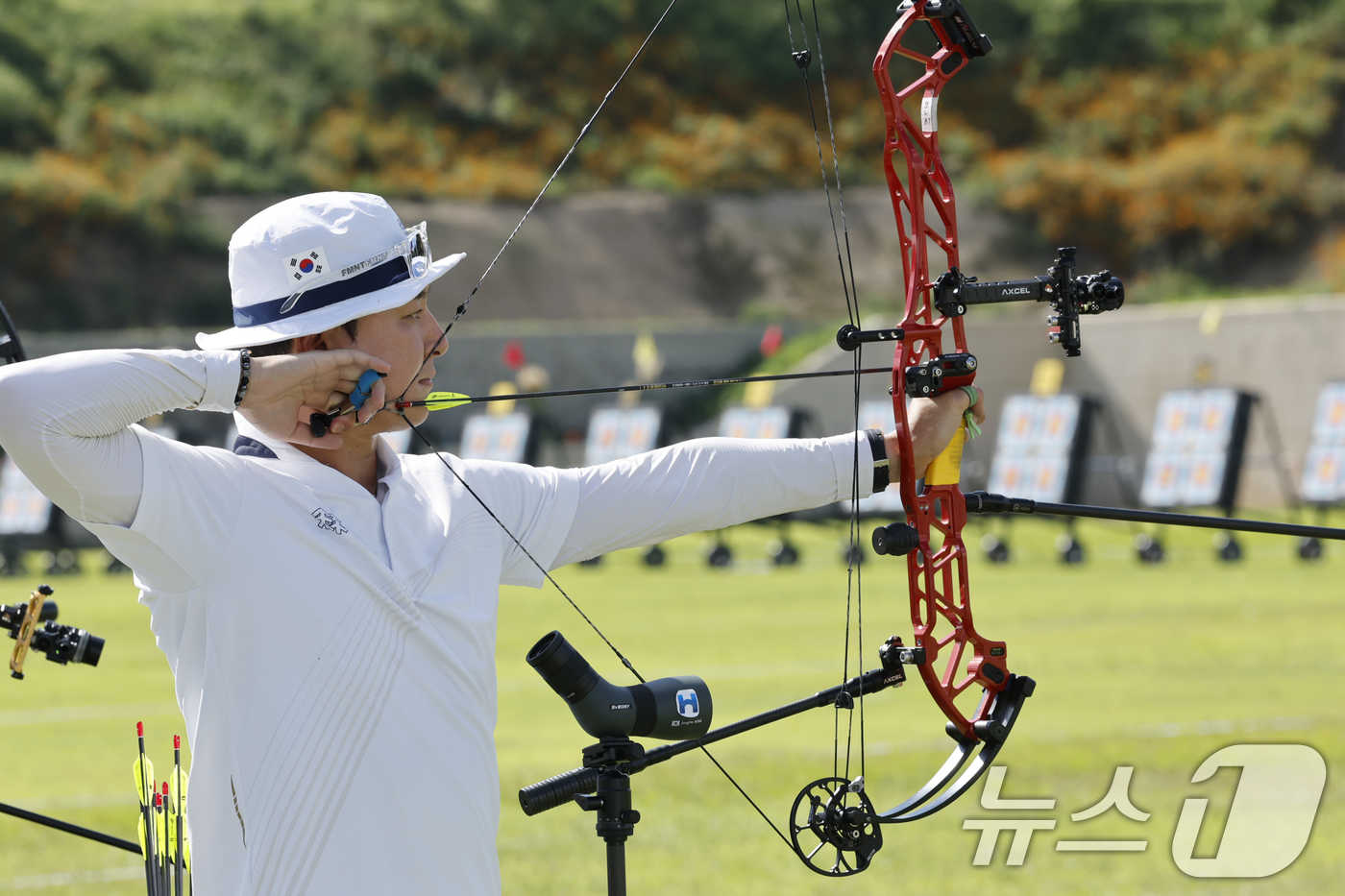 (광주=뉴스1) 김태성 기자 = 광주 2025 현대 세계 양궁선수권대회가 5일 개막한 가운데 광주국제양궁장에서 한국남자 컴파운드 출전한 김종호가 실전연습을 하고 있다.  2025. …
