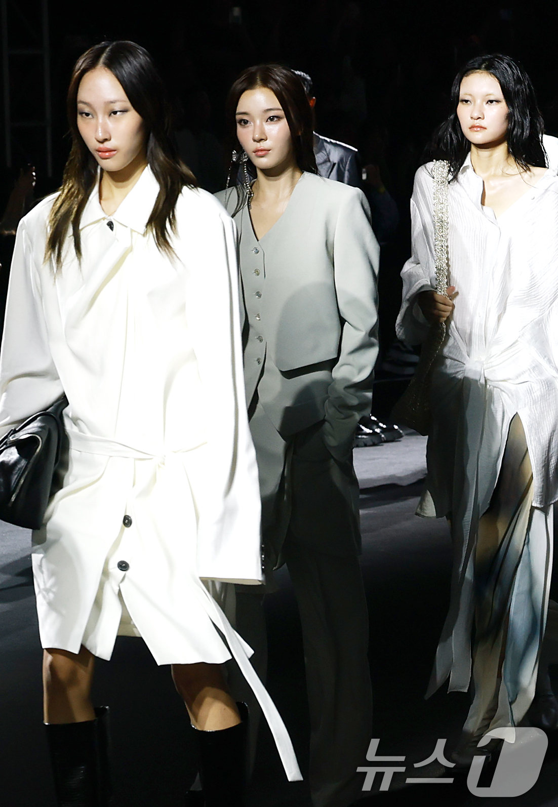 (서울=뉴스1) 권현진 기자 = 이프아이 카시아(가운데)가 5일 서울 중구 동대문디자인플라자(DDP)에서 열린 2026 S/S서울패션위크 리이 컬렉션에서 런웨이를 하고 있다. 20 …
