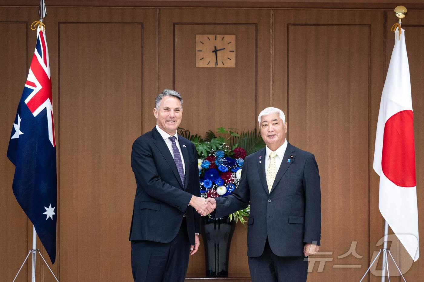 (도쿄 AFP=뉴스1) 심서현 기자 = 5일 도쿄 방위성에서 열린 회담에 앞서 나카타니 겐 일본 방위상과 리처드 말스 호주 국방장관이 악수하고 있다. 2025.09.05.ⓒ AFP …