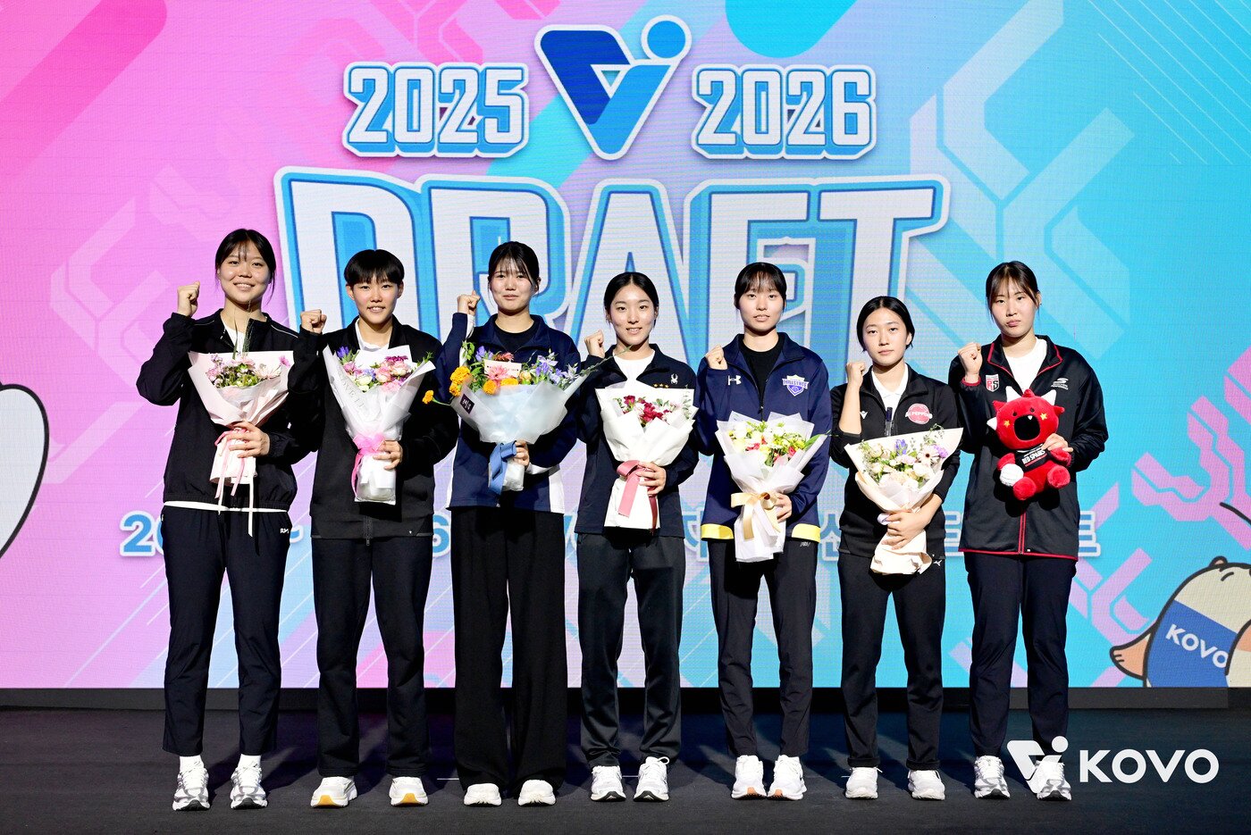 본문 이미지 - 여자배구 신인 드래프트에서 1순위로 뽑힌 7명의 선수들&#40;KOVO제공&#41; 