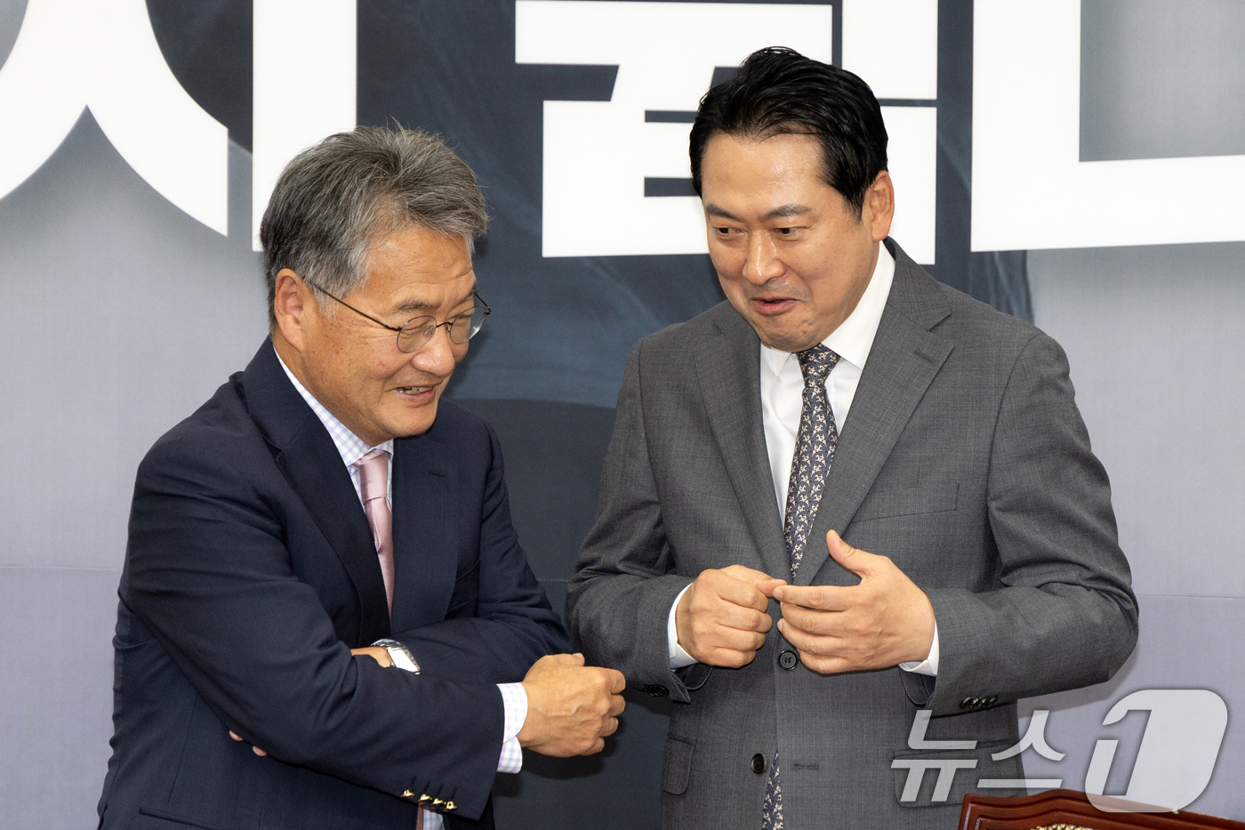 (서울=뉴스1) 이승배 기자 = 장동혁 국민의힘 대표가 5일 서울 여의도 국회에서 조셉 윤 주한미국대사대리를 접견, 대화를 나누고 있다. 2025.9.5/뉴스1