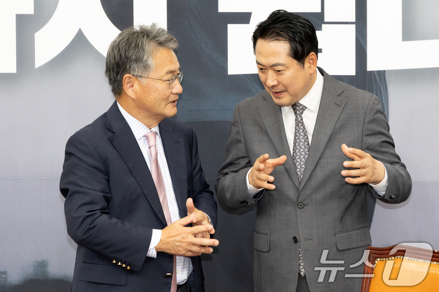 (서울=뉴스1) 이승배 기자 = 장동혁 국민의힘 대표가 5일 서울 여의도 국회에서 조셉 윤 주한미국대사대리를 접견, 대화를 나누고 있다. 2025.9.5/뉴스1