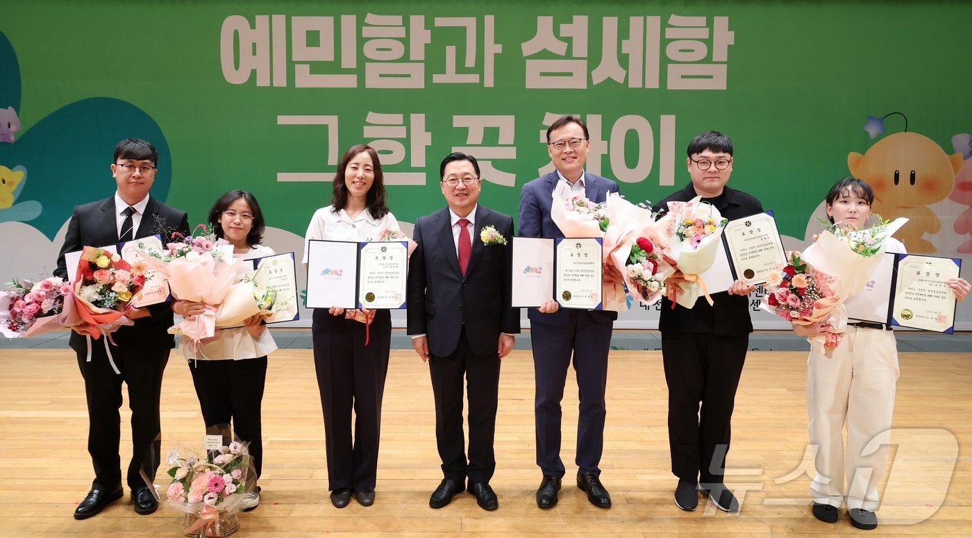 (대전=뉴스1) 이동원 기자 = 대전시는 5일 시청 대강당에서 ‘2025년 세계 자살예방 및 정신건강의 날’ 기념행사를 열고 성공적으로 마무리했다.이날 행사에는 시민과 경찰, 소방 …