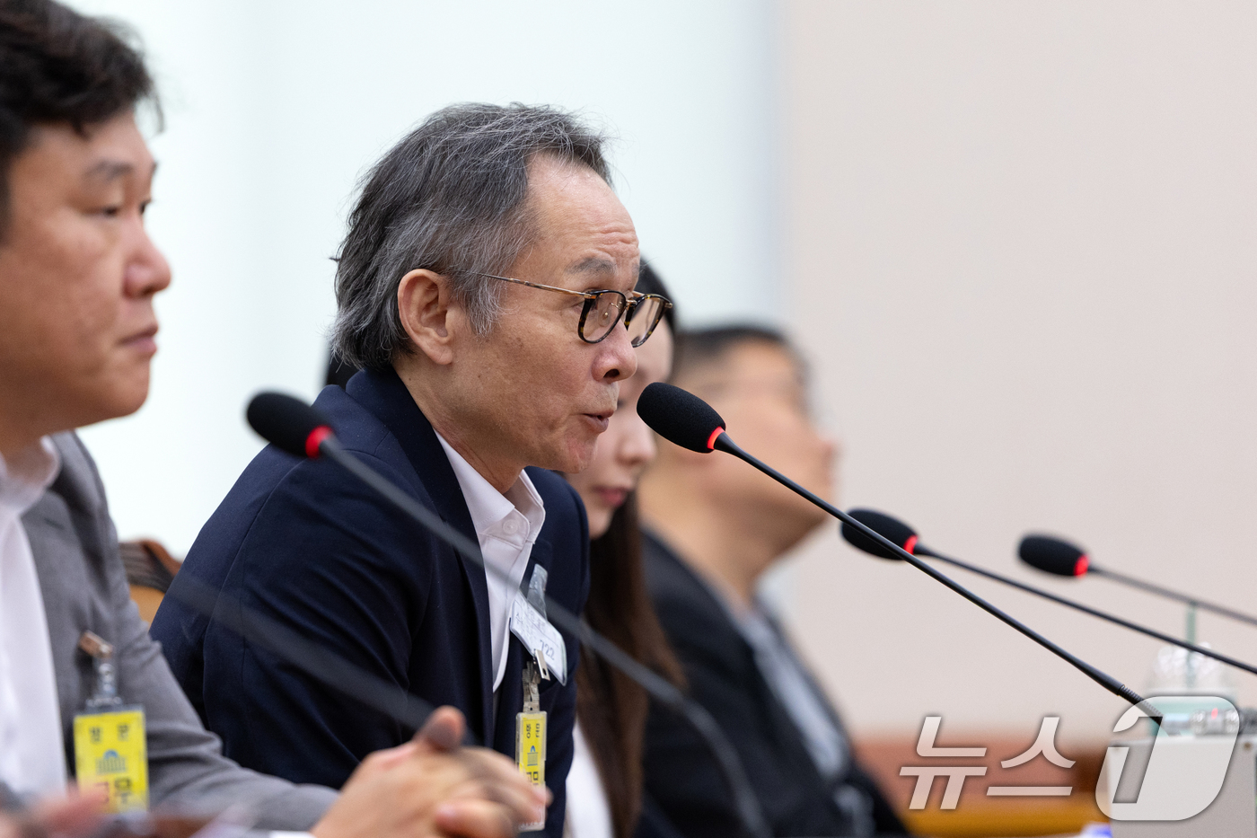 (서울=뉴스1) 이승배 기자 = 5일 서울 여의도 국회에서 열린 제429회 국회(정기회) 법제사법위원회 검찰 개혁 입법청문회에 증인 신분으로 출석한 전 조경식 KH그룹 부회장이 의 …