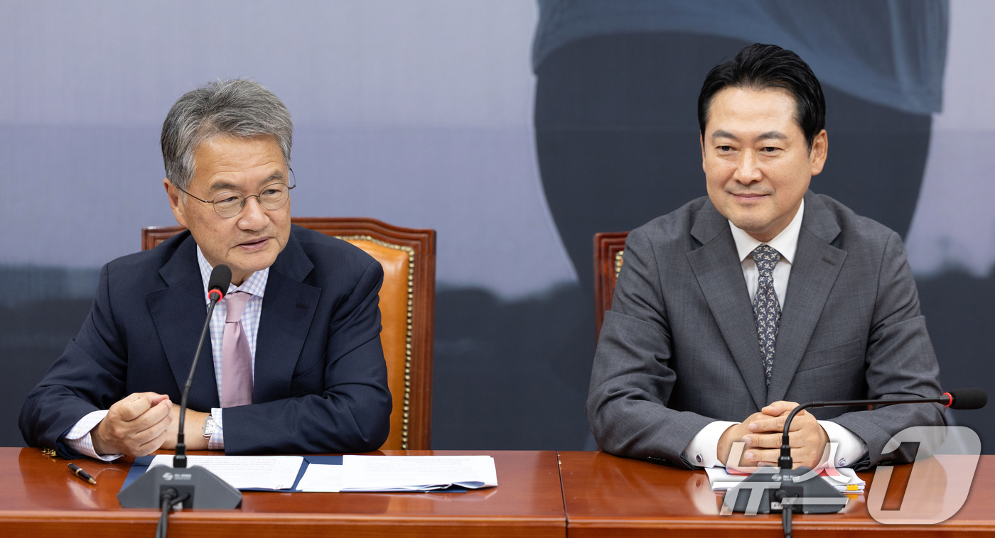 (서울=뉴스1) 이승배 기자 = 조셉 윤 주한 미국대사 대리가 5일 서울 여의도 국회에서 장동혁 국민의힘 대표를 예방, 인사말하고 있다. 2025.9.5/뉴스1