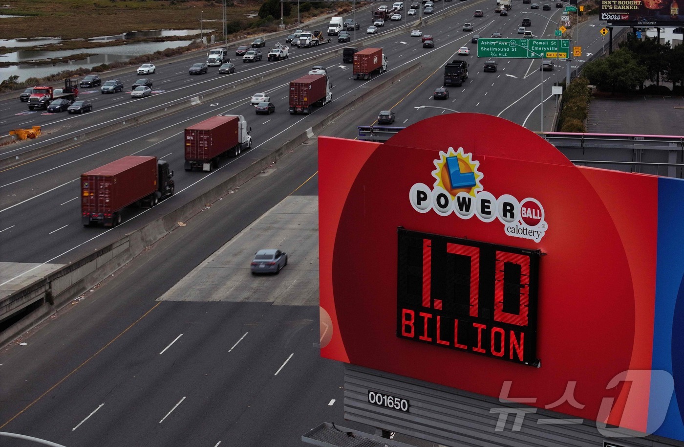 (에머리빌 AFP=뉴스1) 윤다정 기자 = 4일(현지시간) 미국 캘리포니아 에머리빌의 한 도로 광고판에 파워볼 복권 당첨금이 표시돼 있다. 2025.09.04.ⓒ AFP=뉴스1