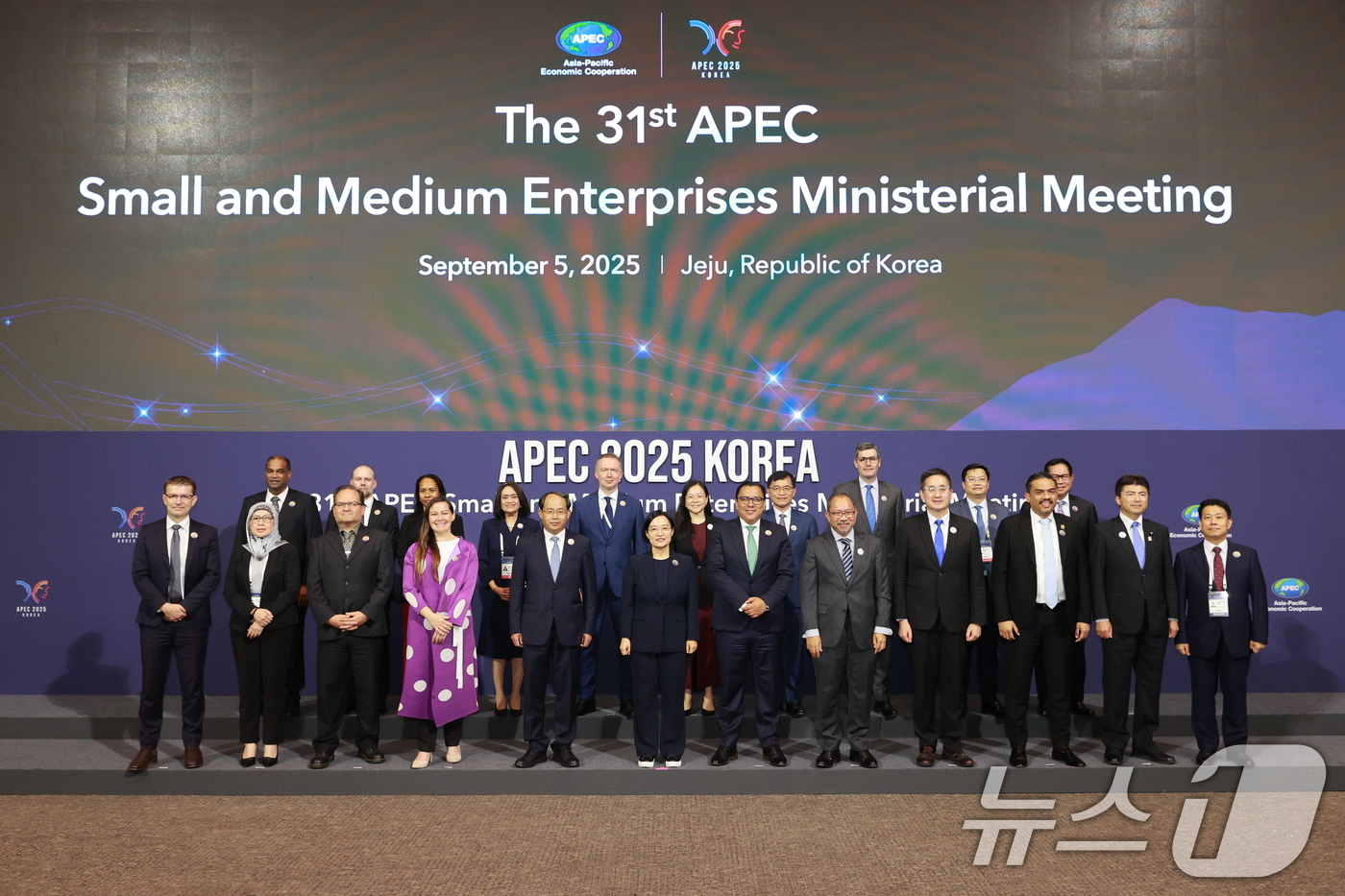 (서울=뉴스1) = 한성숙 중소벤처기업부 장관이 5일 제주 국제컨벤션센터(ICC)에서 열린 '제31차 APEC 중소기업 장관회의'를 마치고 APEC 회원국 중소기업 담당 장관과 기 …