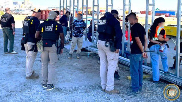 (서울=뉴스1) 김진환 기자 = 미국 이민당국이 4일(현지시간) 조지아주에 위치한 현대자동차와 LG에너지솔루션이 공동으로 건설 중인 조지아주 브라이언 카운티 소재 전기차 배터리 공 …