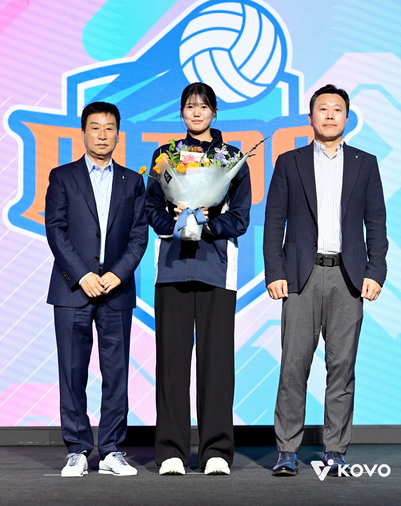 본문 이미지 - 기업은행에 입단한 하예지&#40;가운데&#41;&#40;KOVO제공&#41; 