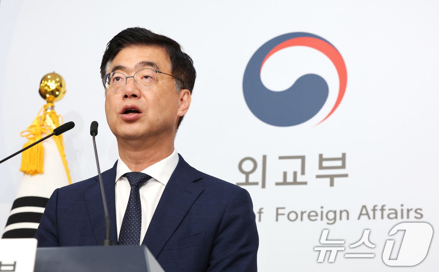 (서울=뉴스1) 임세영 기자 = 이재웅 외교부 대변인이 5일 서울 종로구 외교부 청사에서 미국 조지아 현대자동차·LG엔솔 배터리 공장 수색 관련 긴급 브리핑을 하고 있다.이날 로이 …