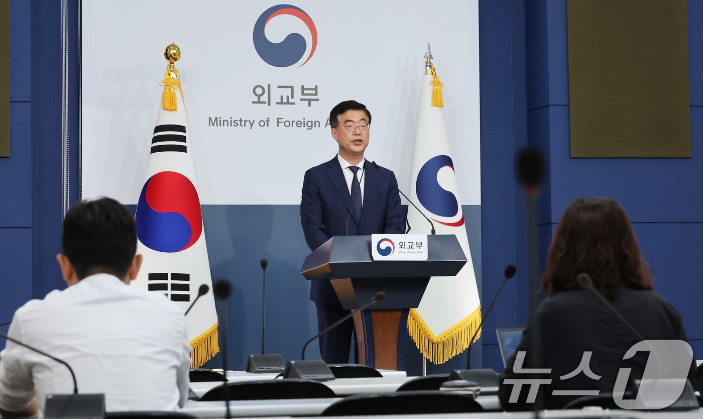 (서울=뉴스1) 임세영 기자 = 이재웅 외교부 대변인이 5일 서울 종로구 외교부 청사에서 미국 조지아 현대자동차·LG엔솔 배터리 공장 수색 관련 긴급 브리핑을 하고 있다.이날 로이 …