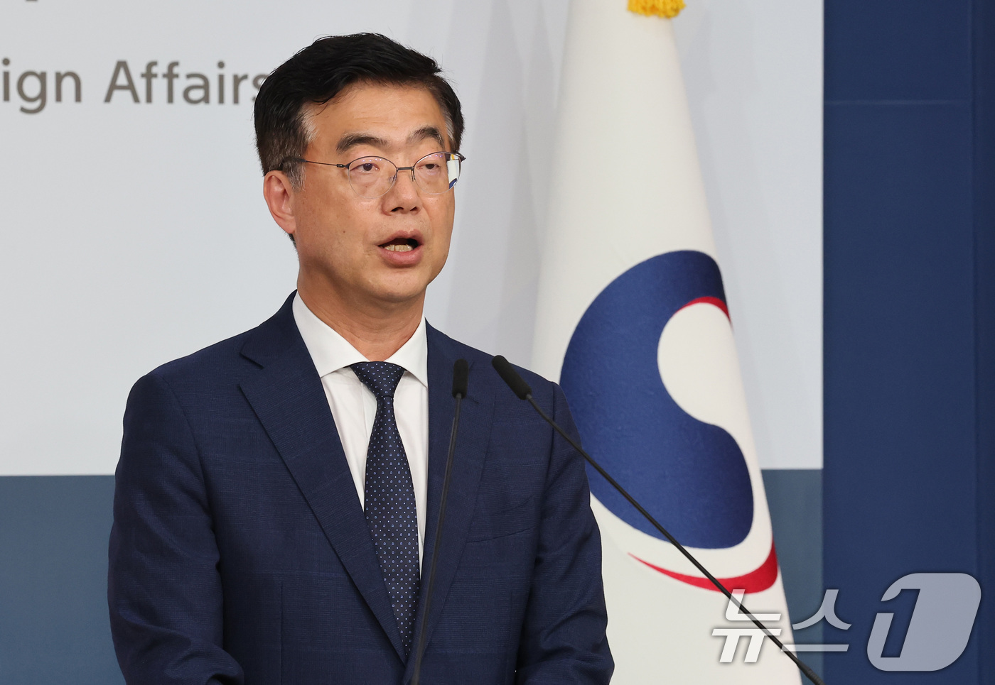 (서울=뉴스1) 임세영 기자 = 이재웅 외교부 대변인이 5일 서울 종로구 외교부 청사에서 미국 조지아 현대자동차·LG엔솔 배터리 공장 수색 관련 긴급 브리핑을 하고 있다.이날 로이 …