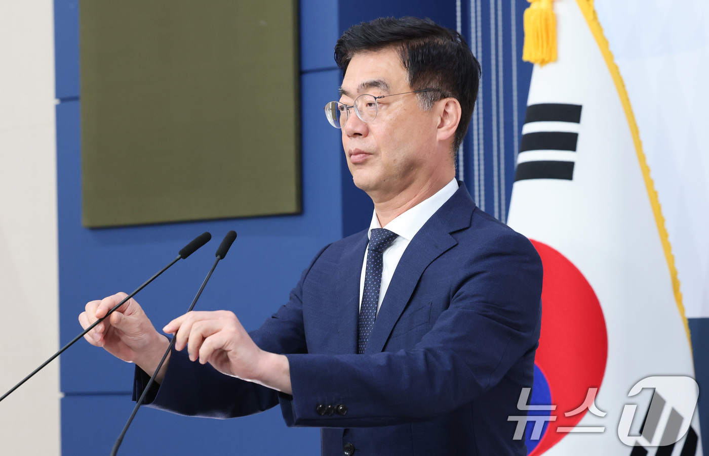 (서울=뉴스1) 임세영 기자 = 이재웅 외교부 대변인이 5일 서울 종로구 외교부 청사에서 미국 조지아 현대자동차·LG엔솔 배터리 공장 수색 관련 긴급 브리핑을 하고 있다.이날 로이 …