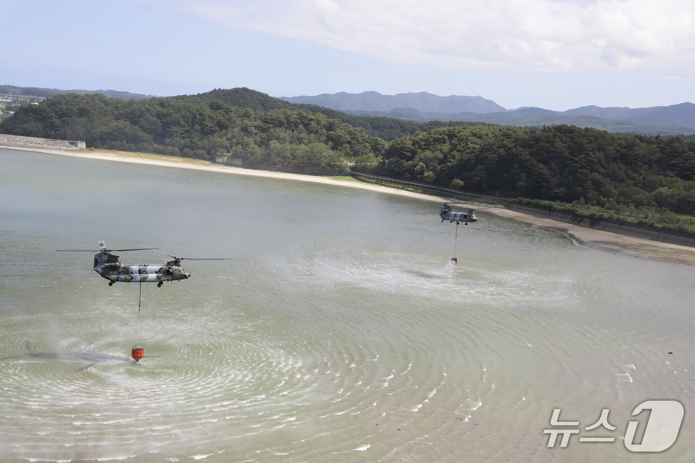 본문 이미지 - 5일 오후 강원 강릉 재난 대응을 위해 군 급수지원작전에 투입된 육군항공사령부 시누크&#40;CH-470D&#41; 헬기가 장현저수지에서 담수하고 있다.&#40;육군 제공, 재판매 및 DB 금지&#41; 2025.9.5/뉴스1