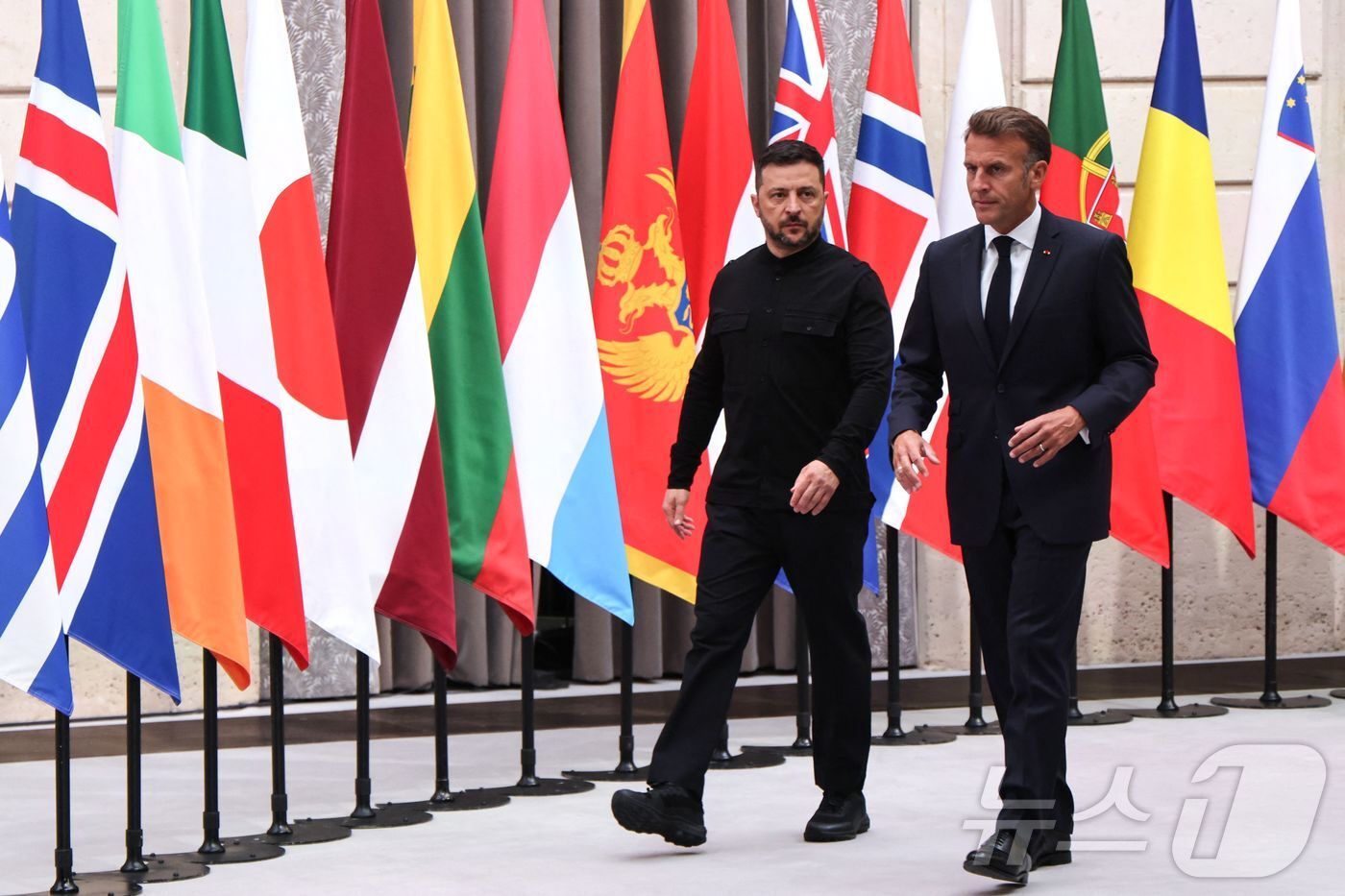 본문 이미지 - 볼로디미르 젤렌스키 우크라이나 대통령&#40;왼쪽&#41;과 에마뉘엘 마크롱 프랑스 대통령이 4일&#40;현지시간&#41; 파리 엘리제궁에서 열린 &#39;의지의 연합&#39; 정상회의에 함께 입장하고 있다. 2025.09.05. ⓒ AFP=뉴스1 ⓒ News1 이지예 객원기자