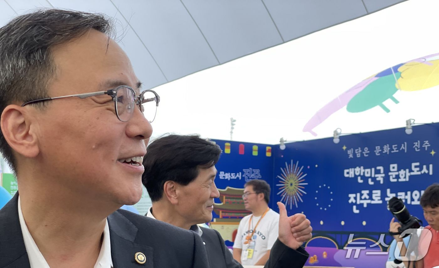 본문 이미지 - 김영수 제1차관이 5일 서울 영등포에서 열린 &#39;2025 문화도시 박람회&#39;를 둘러보고 있다. &#40;제공=문화체육관광부&#41;