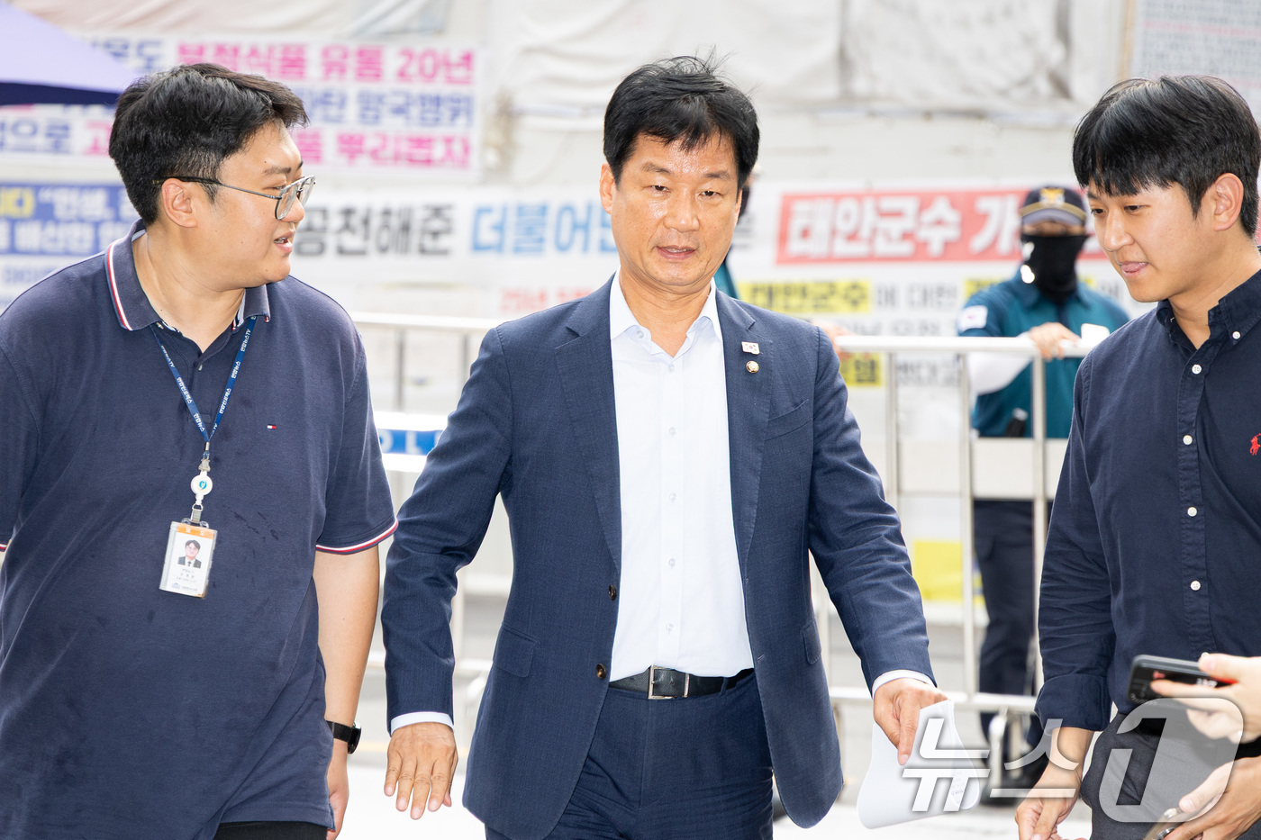 (서울=뉴스1) 유승관 기자 = 더불어민주당 윤리감찰단장인 박균택 의원이 5일 서울 여의도 당사로 들어서고 있다.민주당 윤리감찰단은 이날 최강욱 교육연수원장의 조국혁신당 성비위 사 …