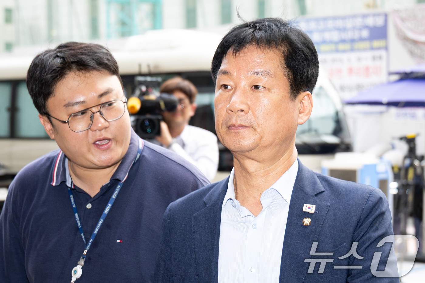 (서울=뉴스1) 유승관 기자 = 더불어민주당 윤리감찰단장인 박균택 의원이 5일 서울 여의도 당사로 들어서고 있다.민주당 윤리감찰단은 이날 최강욱 교육연수원장의 조국혁신당 성비위 사 …