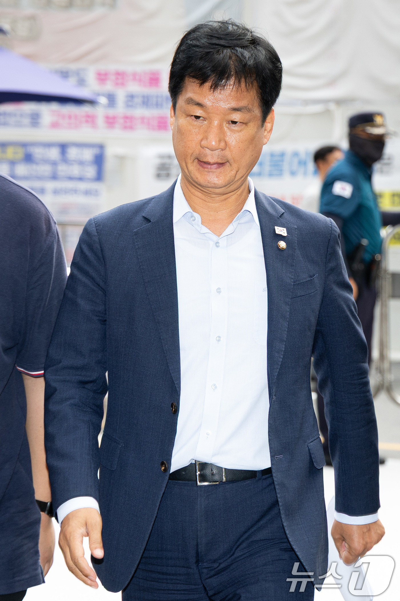 (서울=뉴스1) 유승관 기자 = 더불어민주당 윤리감찰단장인 박균택 의원이 5일 서울 여의도 당사로 들어서고 있다.민주당 윤리감찰단은 이날 최강욱 교육연수원장의 조국혁신당 성비위 사 …