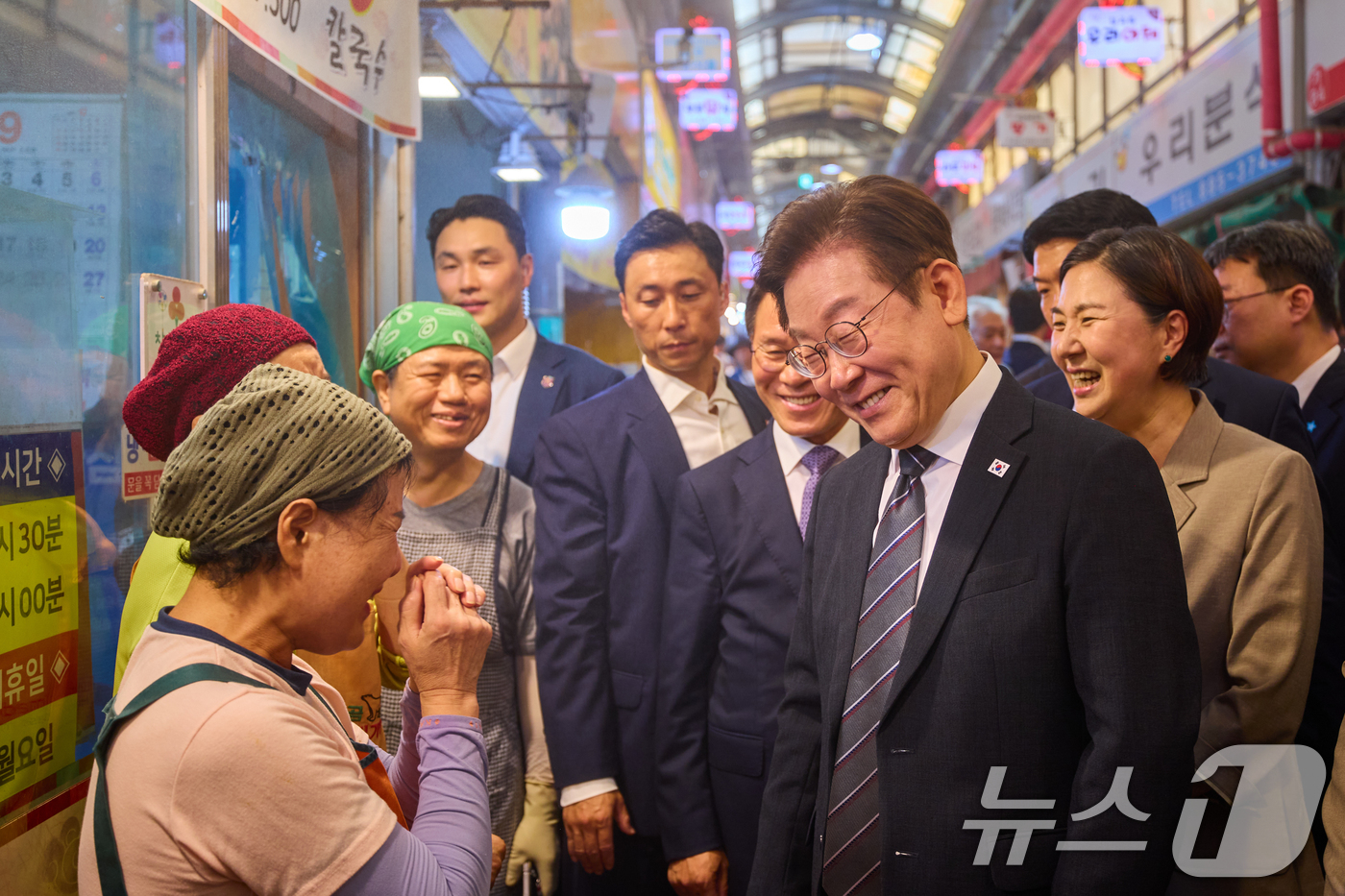 (서울=뉴스1) 허경 기자 = 이재명 대통령이 5일 인천 미추홀구 용현시장을 방문해 상인들과 대화하고 있다. (대통령실 제공. 재판매 및 DB 금지) 2025.9.5/뉴스1