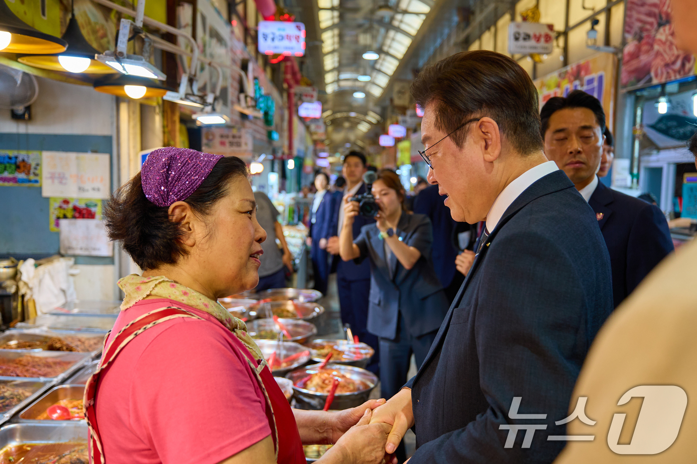 (서울=뉴스1) 허경 기자 = 이재명 대통령이 5일 인천 미추홀구 용현시장을 방문해 상인들과 인사하고 있다. (대통령실 제공. 재판매 및 DB 금지) 2025.9.5/뉴스1