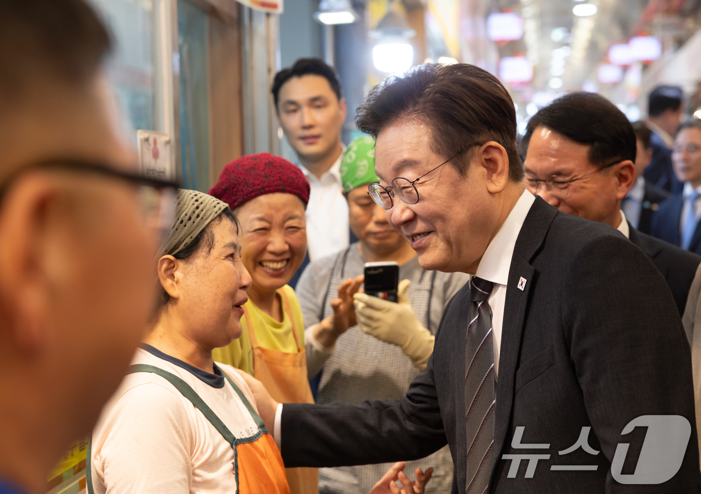 (서울=뉴스1) 허경 기자 = 이재명 대통령이 5일 인천 미추홀구 용현시장을 방문해 상인들과 대화하고 있다. (대통령실 제공. 재판매 및 DB 금지) 2025.9.5/뉴스1