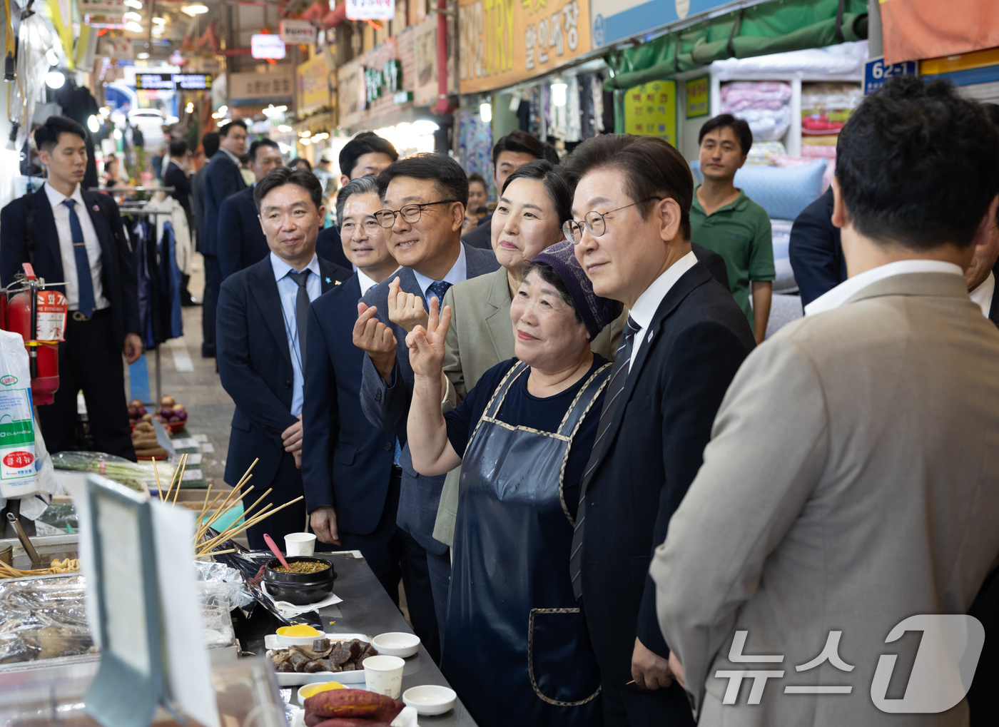 (서울=뉴스1) 허경 기자 = 이재명 대통령이 5일 인천 미추홀구 용현시장을 방문해 상인들과 기념촬영을 하고 있다. (대통령실 제공. 재판매 및 DB 금지) 2025.9.5/뉴스1 …