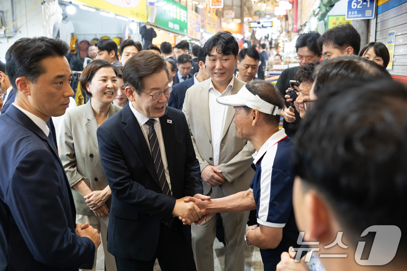 (서울=뉴스1) 허경 기자 = 이재명 대통령이 5일 인천 미추홀구 용현시장을 방문해 시민들과 인사하고 있다. (이대통령실 제공. 재판매 및 DB 금지) 2025.9.5/뉴스1