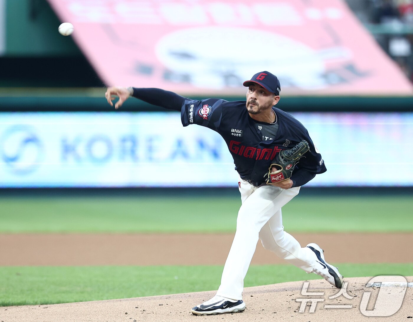 본문 이미지 - 롯데 선발 벨라스케즈가 5일 인천 SSG랜더스필드에서 열린 '2025 신한 SOL 뱅크 KBO리그' 롯데 자이언츠와 SSG 랜더스의 경기에서 역투하고 있다. 2025.9.5/뉴스1 ⓒ News1 김성진 기자