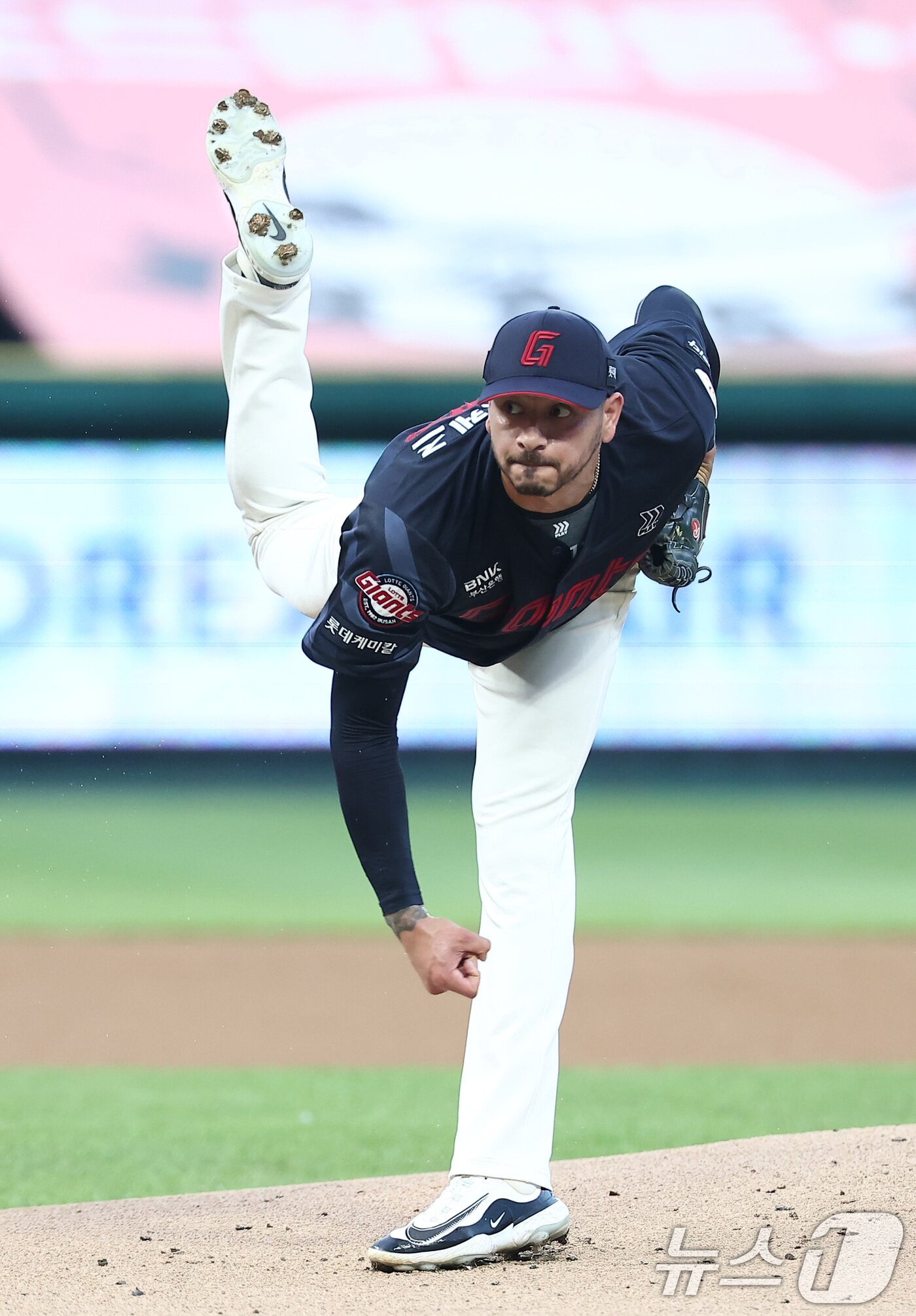 본문 이미지 - 롯데 선발 벨라스케즈가 5일 인천 SSG랜더스필드에서 열린 &#39;2025 신한 SOL 뱅크 KBO리그&#39; 롯데 자이언츠와 SSG 랜더스의 경기에서 역투하고 있다. 2025.9.5/뉴스1 ⓒ News1 김성진 기자
