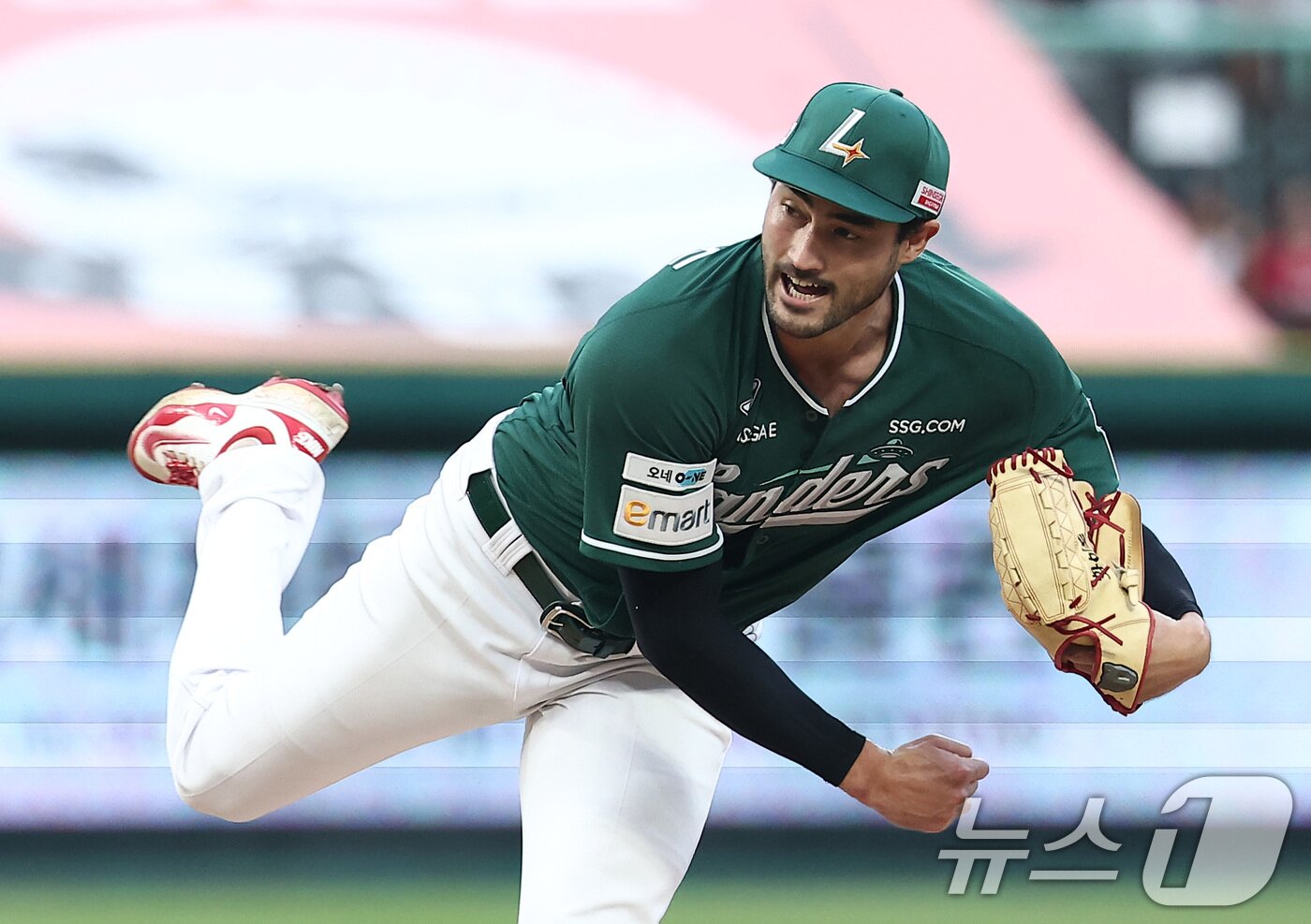 본문 이미지 - SSG 선발 화이트가 5일 인천 SSG랜더스필드에서 열린 &#39;2025 신한 SOL 뱅크 KBO리그&#39; 롯데 자이언츠와 SSG 랜더스의 경기에서 역투하고 있다. 2025.9.5/뉴스1 ⓒ News1 김성진 기자