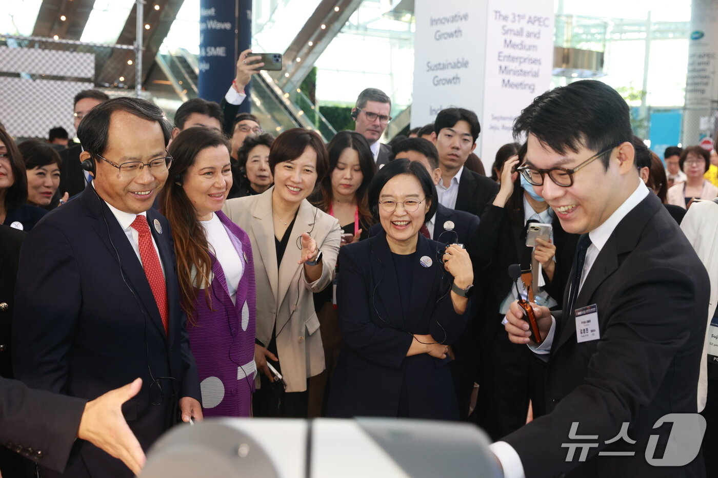 본문 이미지 - 한성숙 중소벤처기업부 장관이 5일 제주 국제컨벤션센터에서 열린 &#39;2025 APEC 중소기업 장관회의&#39;에서 회원국 장관들과 함께 국내 중소기업 전시부스를 찾아 설명을 듣고 있다.  &#40;중소벤처기업부 제공. 재판매 및 DB 금지&#41; 