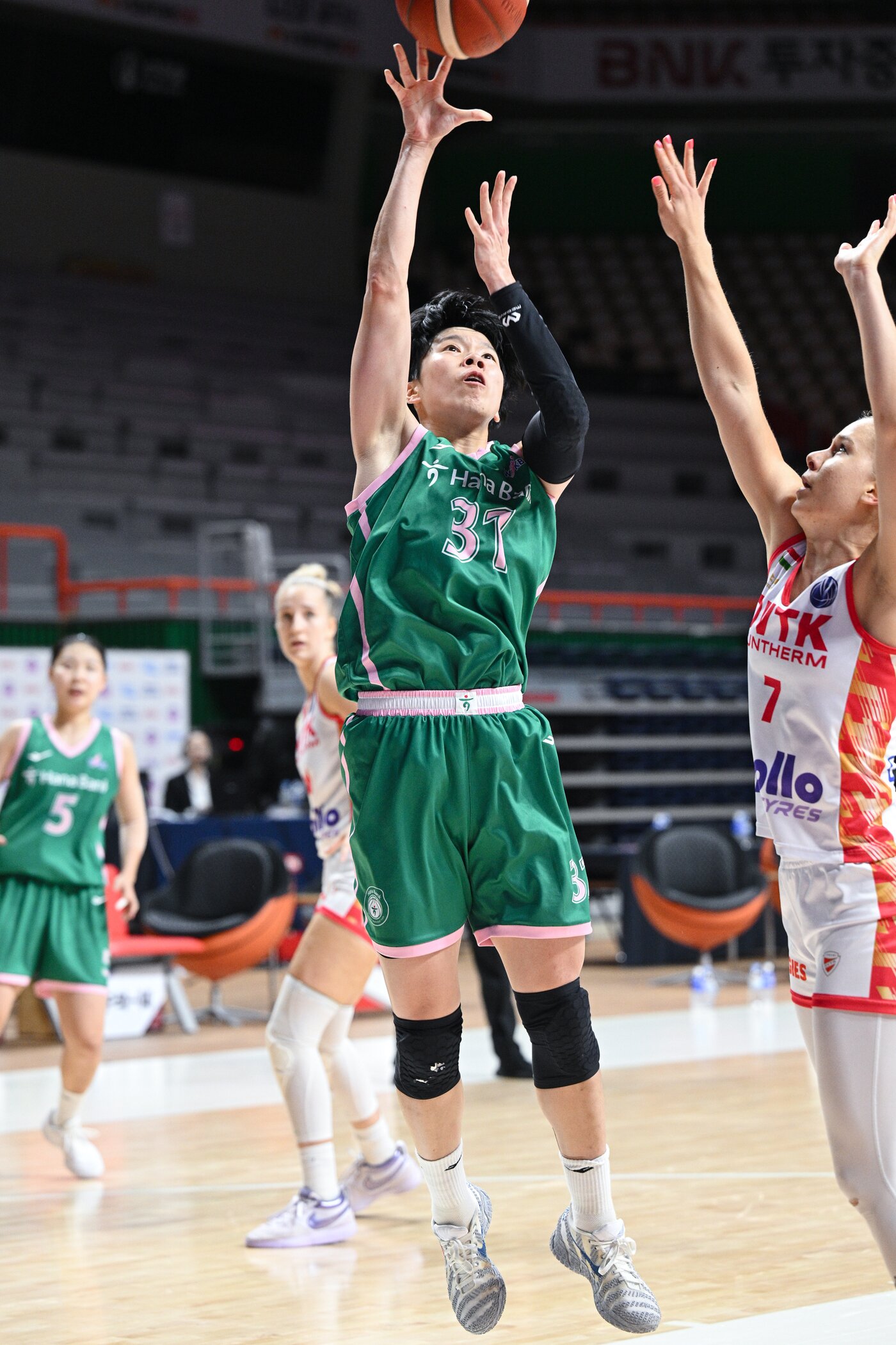 본문 이미지 - 부천 하나은행이 5일 열린 박신자컵 조별리그 B조 최종전에서 DVTK에 82-96으로 패했다. &#40;WKBL 제공&#41;