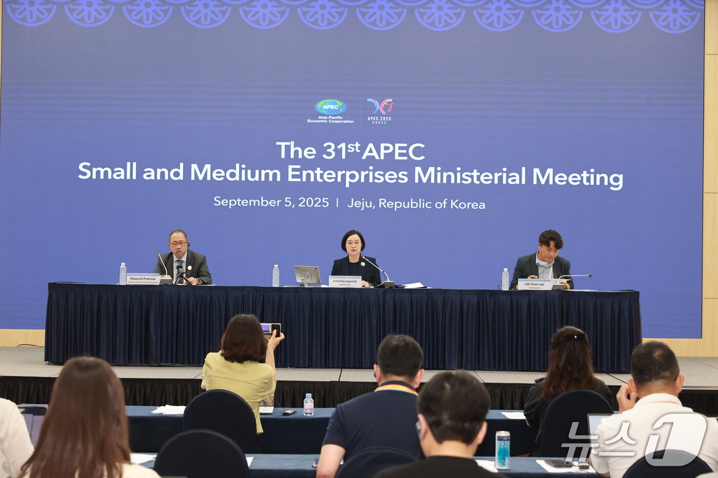 본문 이미지 - 한성숙 중소벤처기업부 장관이  5일 제주 국제컨벤션센터&#40;ICC&#41;에서 열린 &#39;제31차 APEC 중소기업 장관회의&#39;를 마치고 공동기자회견에서 발언하고 있다.  &#40;중소벤처기업부 제공. 재판매 및 DB 금지&#41; 