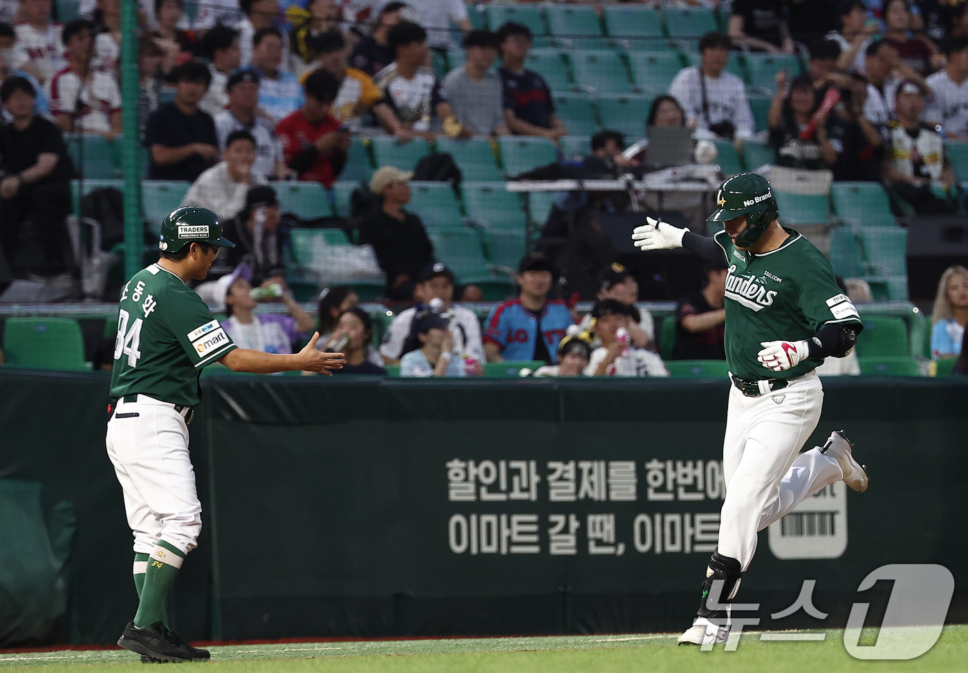 (인천=뉴스1) 김성진 기자 = 5일 인천 SSG랜더스필드에서 열린 '2025 신한 SOL 뱅크 KBO리그' 롯데 자이언츠와 SSG 랜더스의 경기, SSG 류효승이 2회말 2사 1 …