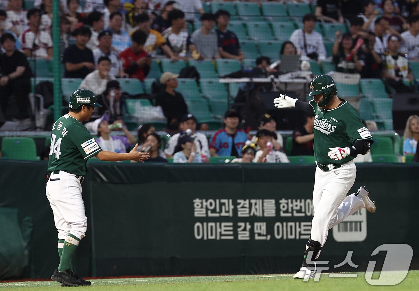 본문 이미지 - SSG 랜더스 류효승&#40;오른쪽&#41;. 2025.9.5/뉴스1 ⓒ News1 김성진 기자