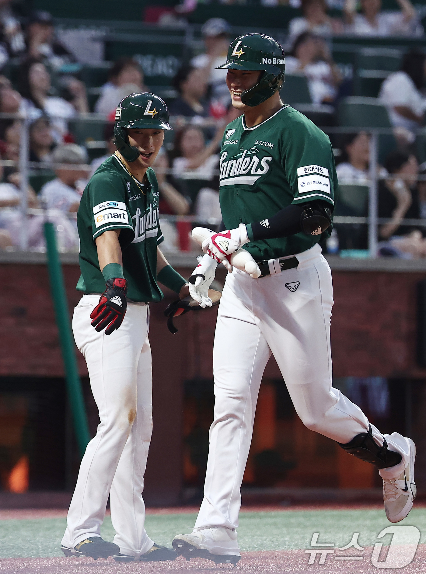 (인천=뉴스1) 김성진 기자 = 5일 인천 SSG랜더스필드에서 열린 '2025 신한 SOL 뱅크 KBO리그' 롯데 자이언츠와 SSG 랜더스의 경기, SSG 류효승이 2회말 2사 1 …