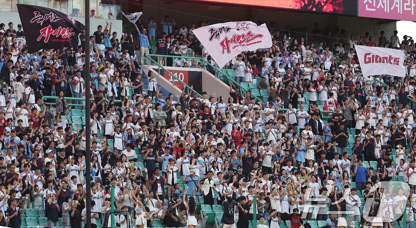 본문 이미지 - 5일 인천 SSG랜더스필드에서 열린 '2025 신한 SOL 뱅크 KBO리그' 롯데 자이언츠와 SSG 랜더스의 경기에서 관중들이 힘찬 응원을 하고 있다. 정규리그 720경기 중 632경기를 마친 2025 KBO리그는 지난 4일 기준 누적 관중 1084만9054명을 기록했다. 2025.9.5/뉴스1 ⓒ News1 김성진 기자