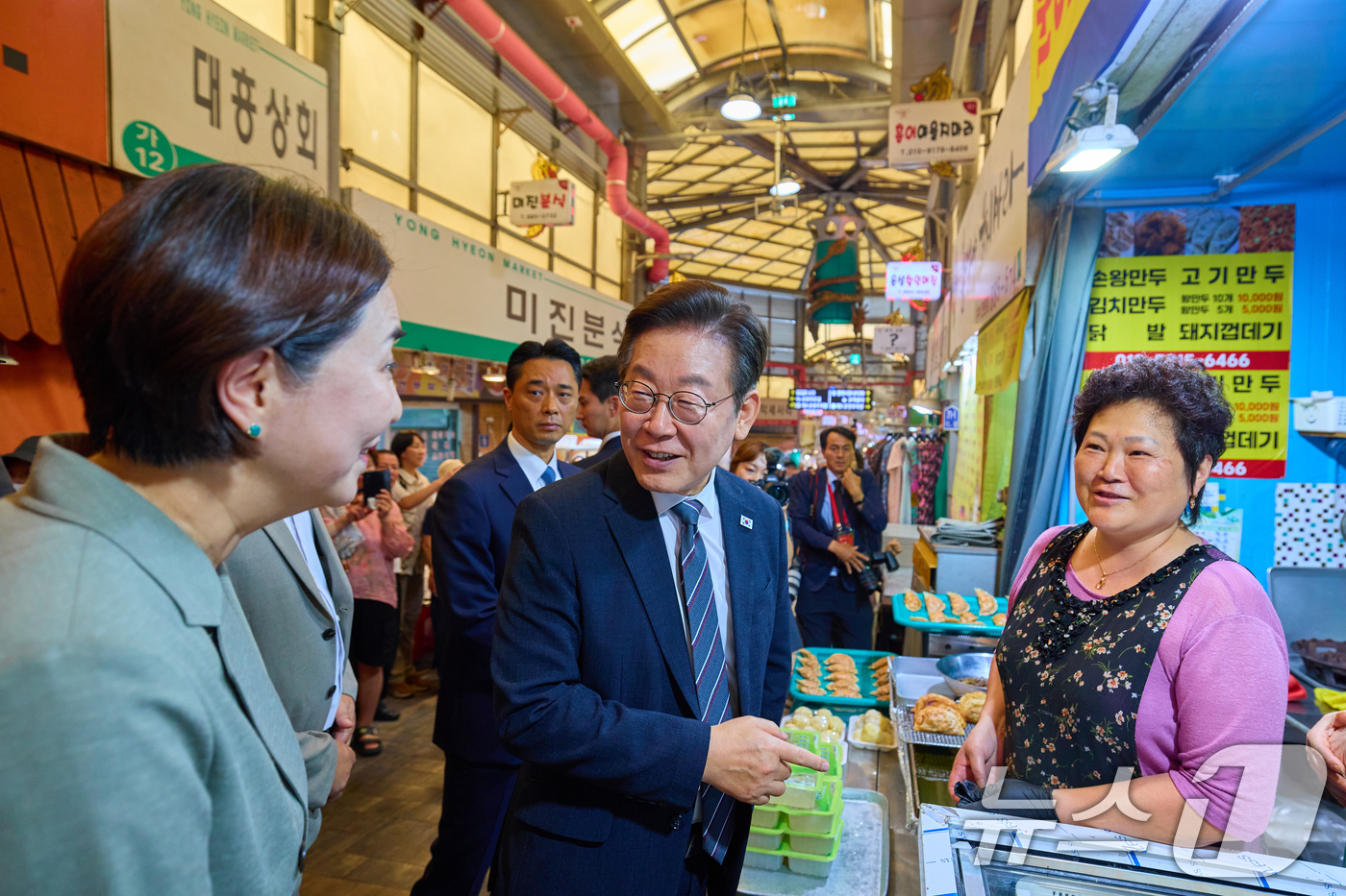 (서울=뉴스1) 허경 기자 = 이재명 대통령이 5일 인천 미추홀구 용현시장을 방문해 상인과 대화하고 있다. (대통령실 제공. 재판매 및 DB 금지) 2025.9.5/뉴스1