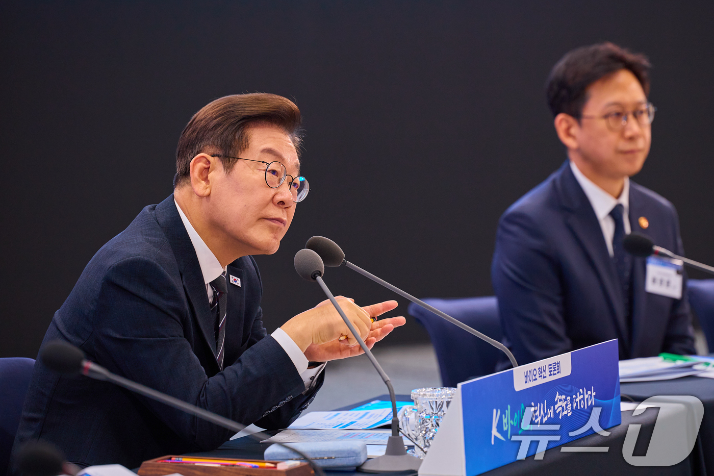 (서울=뉴스1) 허경 기자 = 이재명 대통령이 5일 인천 송도 컨벤시아 그랜드 볼룸에서 열린 '바이오 혁신 토론회'에서 발언하고 있다. (대통령실 제공. 재판매 및 DB 금지) 2 …