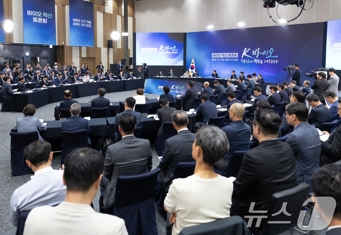 본문 이미지 - 이재명 대통령이 5일 인천 송도 컨벤시아 그랜드 볼룸에서 열린 &#39;바이오 혁신 토론회&#39;에서 발언하고 있다. &#40;대통령실 제공. 재판매 및 DB 금지&#41; 2025.9.5/뉴스1 ⓒ News1 허경 기자