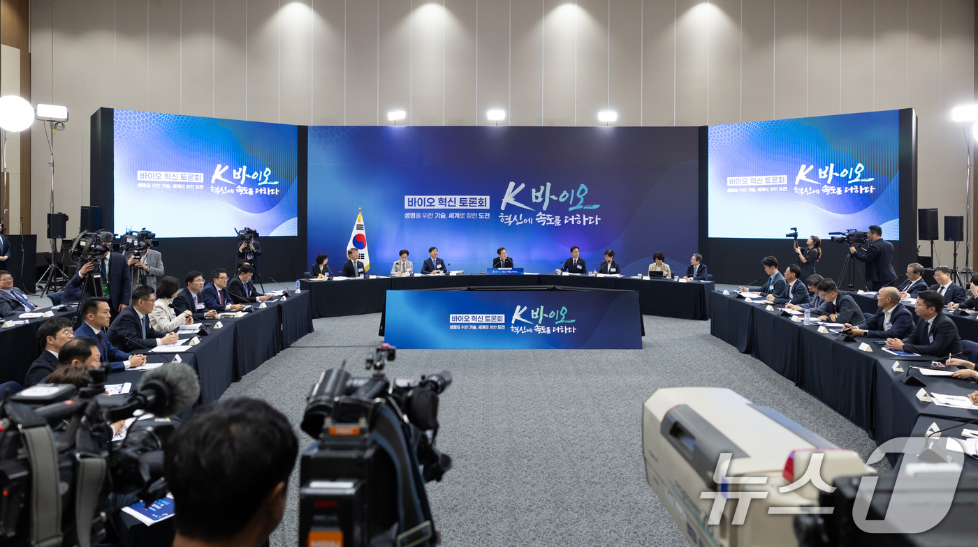 (서울=뉴스1) 허경 기자 = 이재명 대통령이 5일 인천 송도 컨벤시아 그랜드 볼룸에서 열린 '바이오 혁신 토론회'에서 발언하고 있다. (대통령실 제공. 재판매 및 DB 금지) 2 …