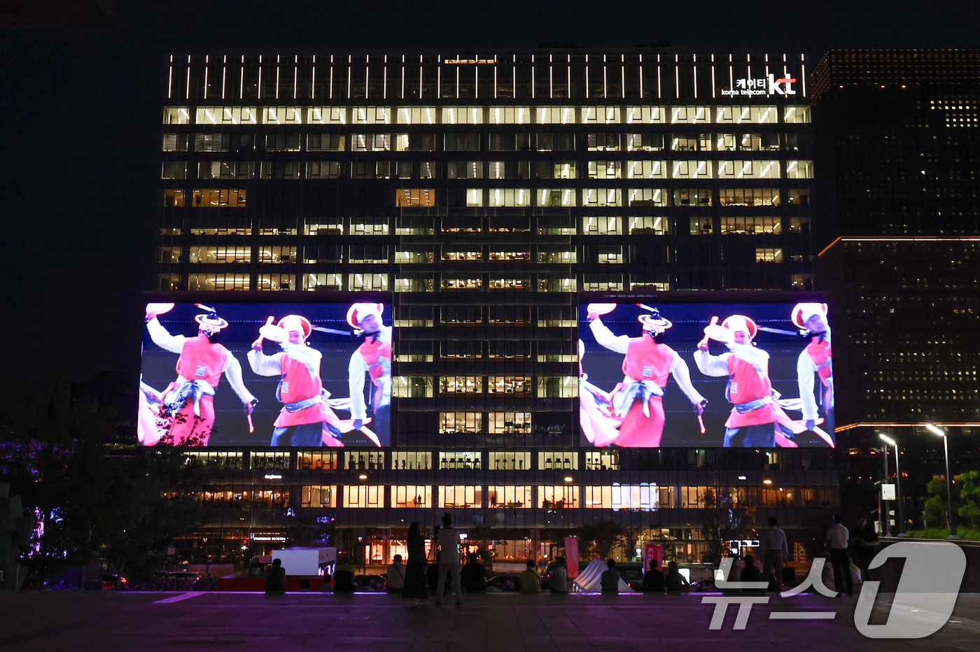 (서울=뉴스1) 김민지 기자 = 5일 서울 광화문광장 놀이마당에서 열린 K-페스타 광화문스퀘어 개막식 행사에서 흥겨운 무대가 펼쳐지고 있다.광화문스퀘어는 정부가 지정한 자유표시구역 …