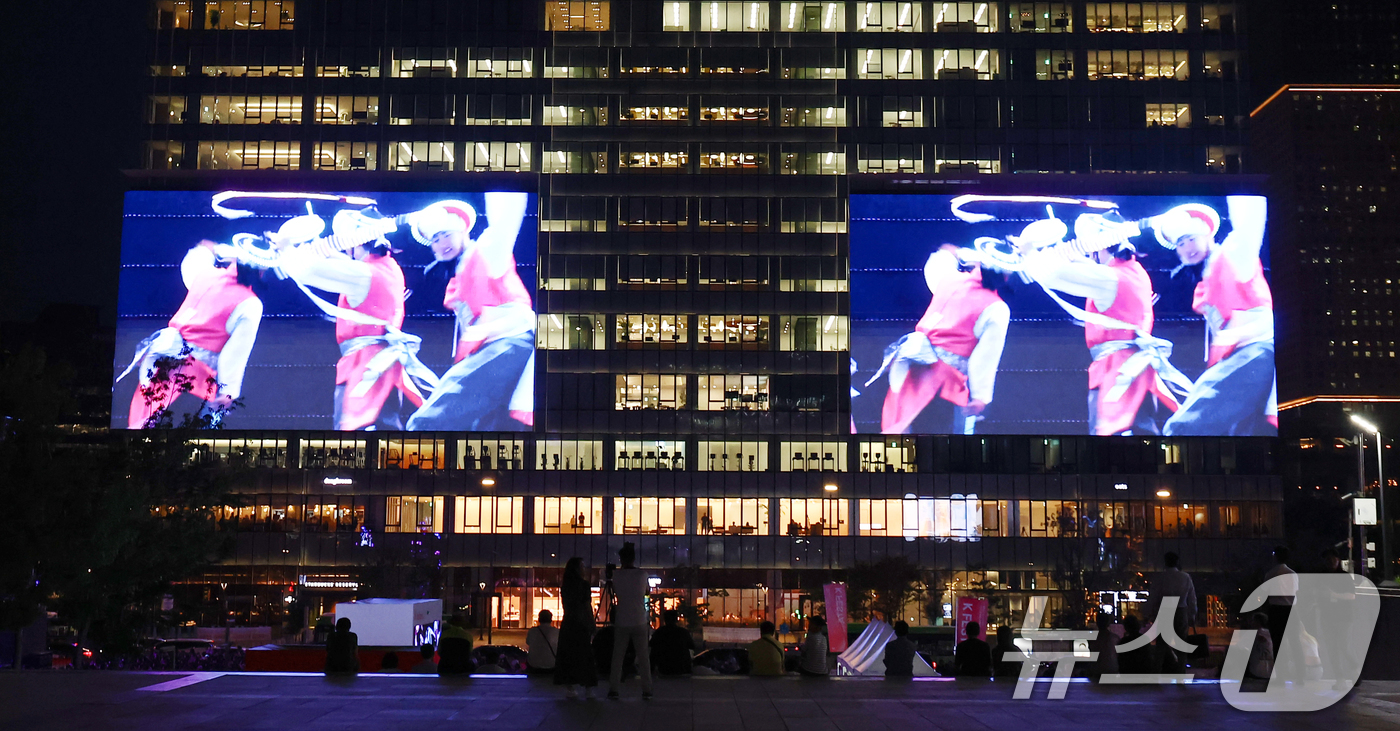 (서울=뉴스1) 김민지 기자 = 5일 서울 광화문광장 놀이마당에서 열린 K-페스타 광화문스퀘어 개막식 행사에서 흥겨운 무대가 펼쳐지고 있다.광화문스퀘어는 정부가 지정한 자유표시구역 …