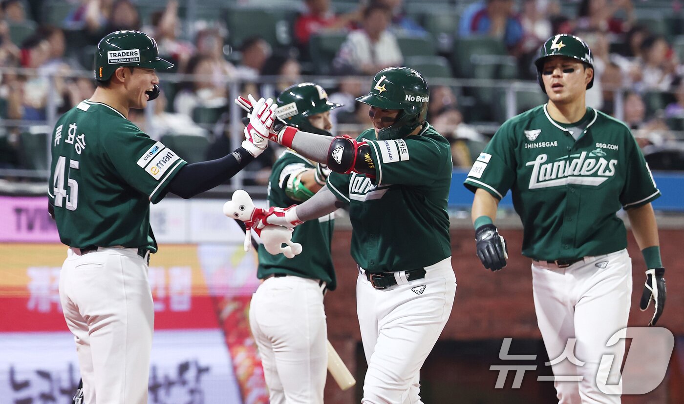 본문 이미지 - 5일 인천 SSG랜더스필드에서 열린 &#39;2025 신한 SOL 뱅크 KBO리그&#39; 롯데 자이언츠와 SSG 랜더스의 경기, SSG 고명준이 4회말 무사 2루 상황에서 2점 홈런을 날린 후 류효승과 하이파이브를 하고 있다. 2025.9.5/뉴스1 ⓒ News1 김성진 기자