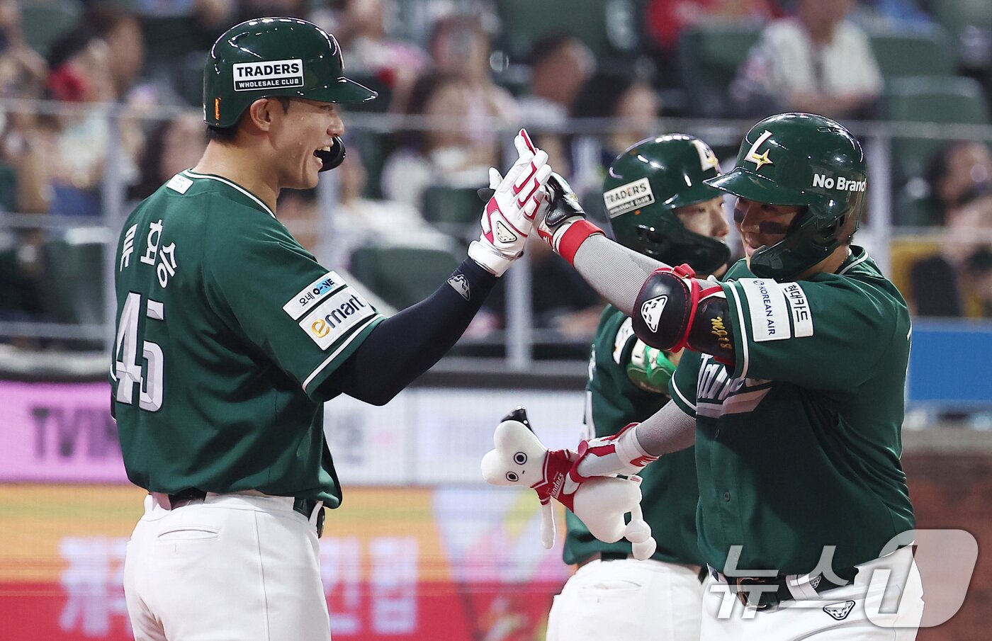 본문 이미지 - 5일 인천 SSG랜더스필드에서 열린 &#39;2025 신한 SOL 뱅크 KBO리그&#39; 롯데 자이언츠와 SSG 랜더스의 경기, SSG 고명준이 4회말 무사 2루 상황에서 2점 홈런을 날린 후 류효승과 하이파이브를 하고 있다. 2025.9.5/뉴스1 ⓒ News1 김성진 기자