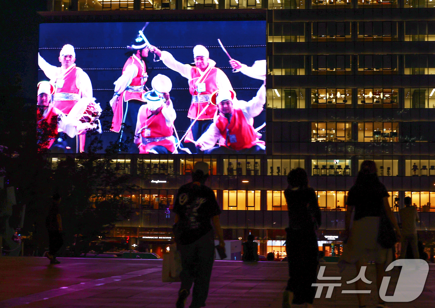 (서울=뉴스1) 김민지 기자 = 5일 서울 광화문광장 놀이마당에서 열린 K-페스타 광화문스퀘어 개막식 행사에서 흥겨운 무대가 펼쳐지고 있다.광화문스퀘어는 정부가 지정한 자유표시구역 …