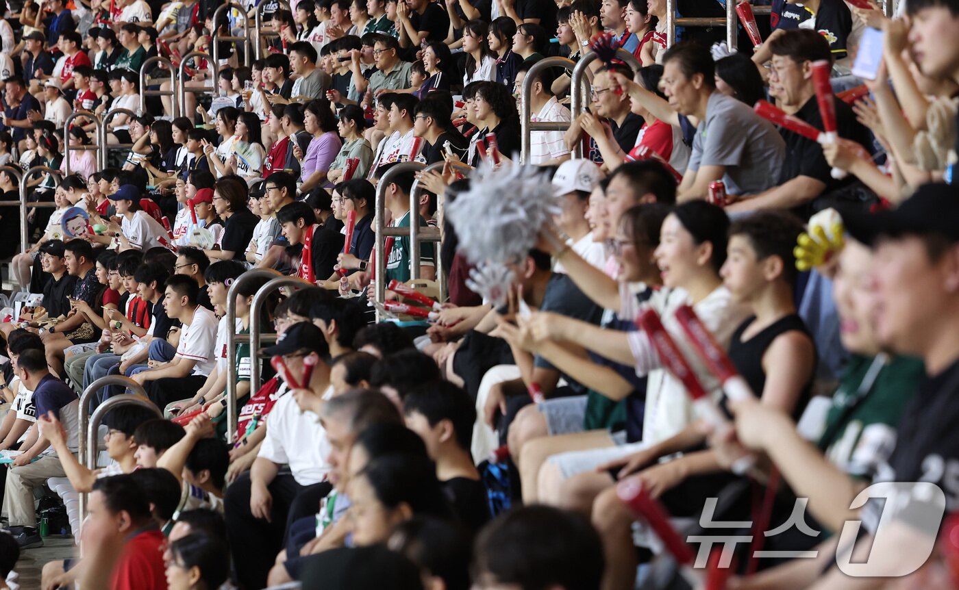 본문 이미지 - 5일 인천 SSG랜더스필드에서 열린 '2025 신한 SOL 뱅크 KBO리그' 롯데 자이언츠와 SSG 랜더스의 경기에서 관중들이 힘찬 응원을 하고 있다. 정규리그 720경기 중 632경기를 마친 2025 KBO리그는 지난 4일 기준 누적 관중 1084만9054명을 기록했다. 2025.9.5/뉴스1 ⓒ News1 김성진 기자