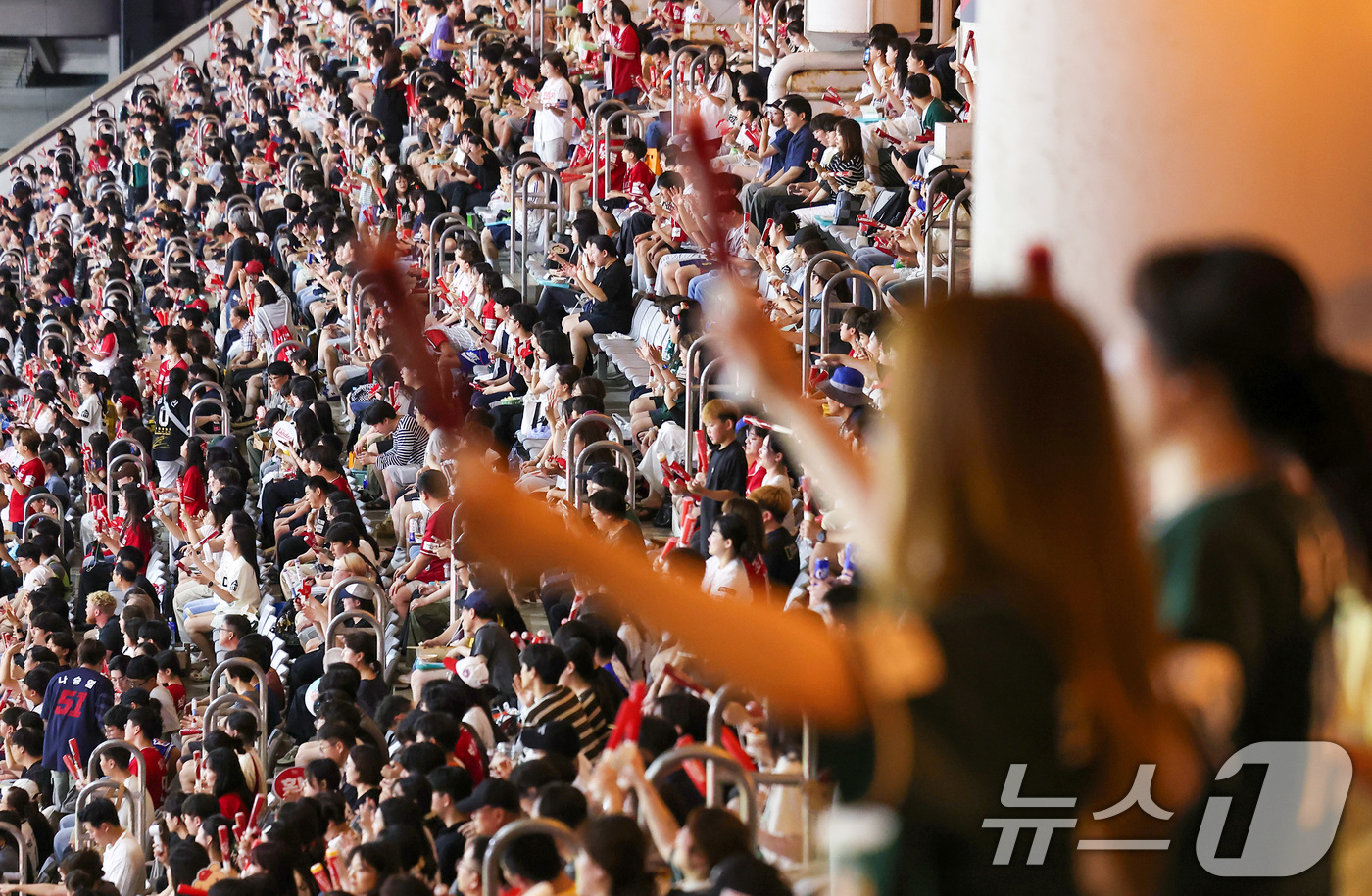 (인천=뉴스1) 김성진 기자 = 5일 인천 SSG랜더스필드에서 열린 '2025 신한 SOL 뱅크 KBO리그' 롯데 자이언츠와 SSG 랜더스의 경기에서 관중들이 힘찬 응원을 하고 있 …